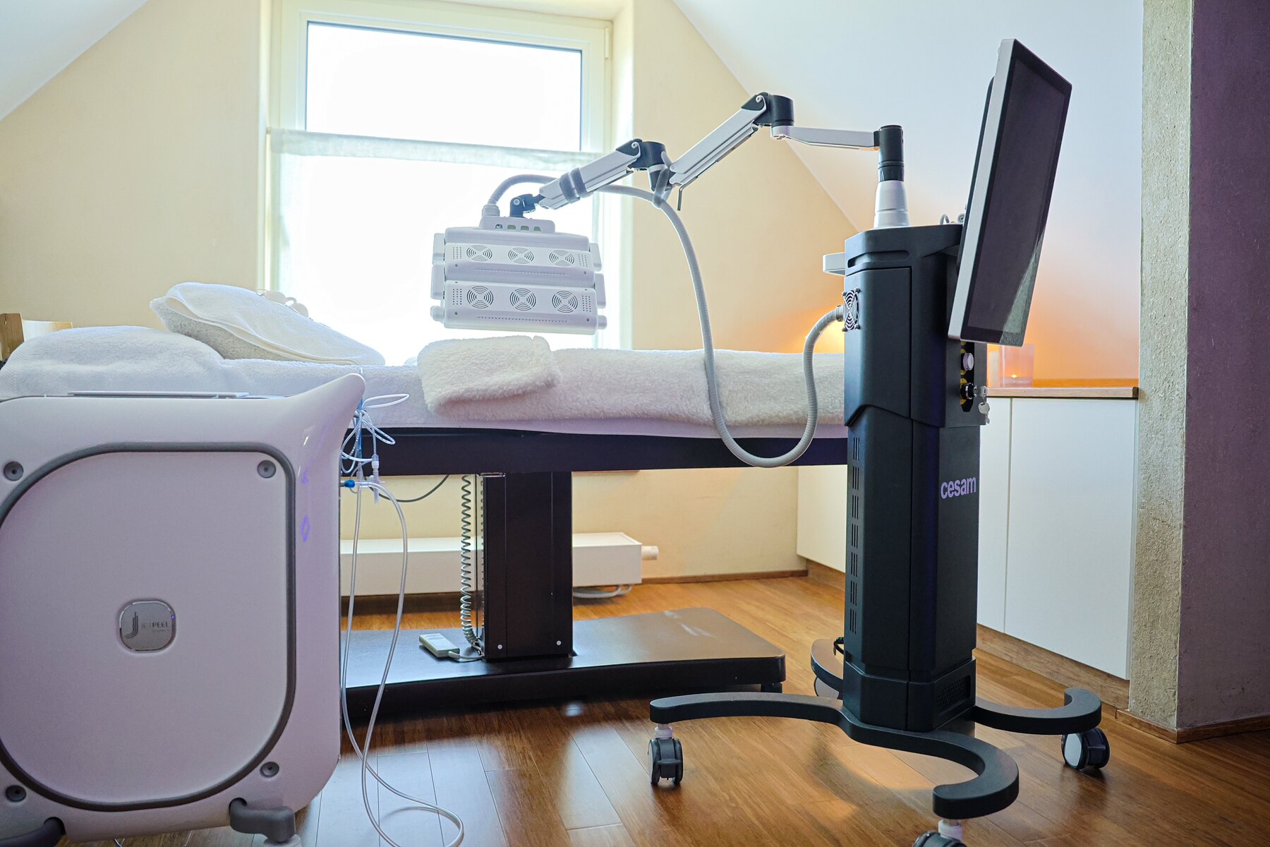 Cabine du Forest Skin Lab : JetPeel, Rejulight et diagnostic cutané