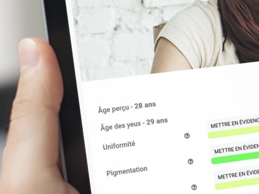 Diagnostic cutane L'IA Check sur tablette au Forest Skin Lab : age percu, uniformite, pigmentation, rougeurs et cernes mesures point par point